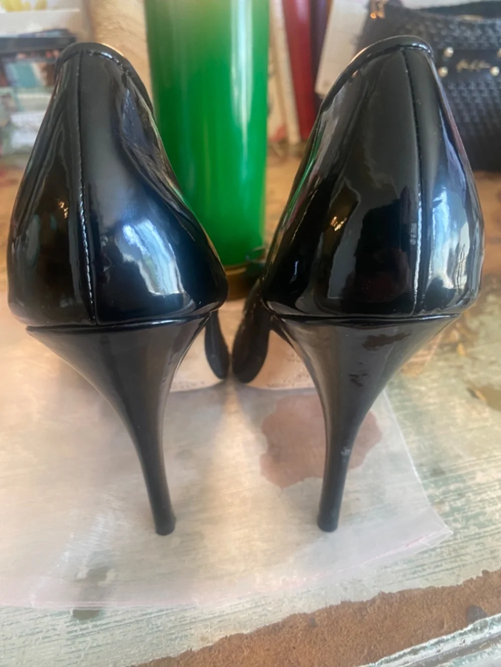 Kate Spade black mesh pump with bow motif! Beautiful, great condition 9.5